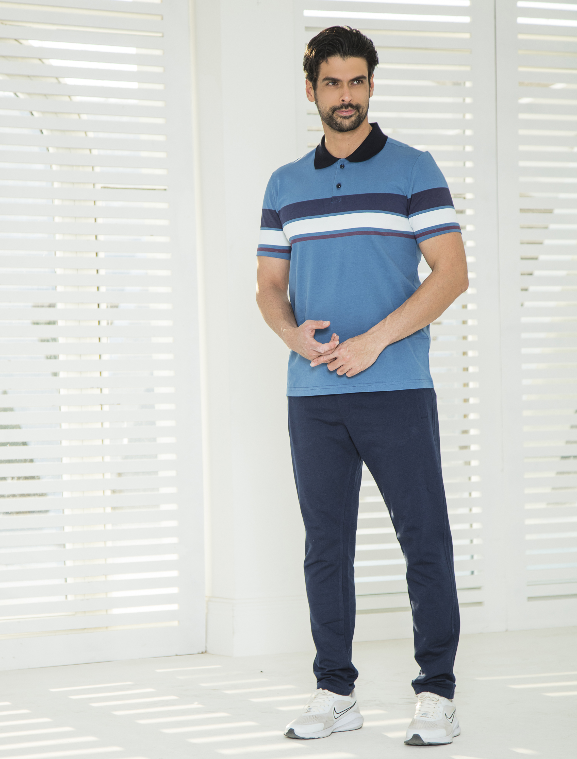 ست مردانه پولوشرت یقه دو دکمه و شلوار آبی سرمه ای