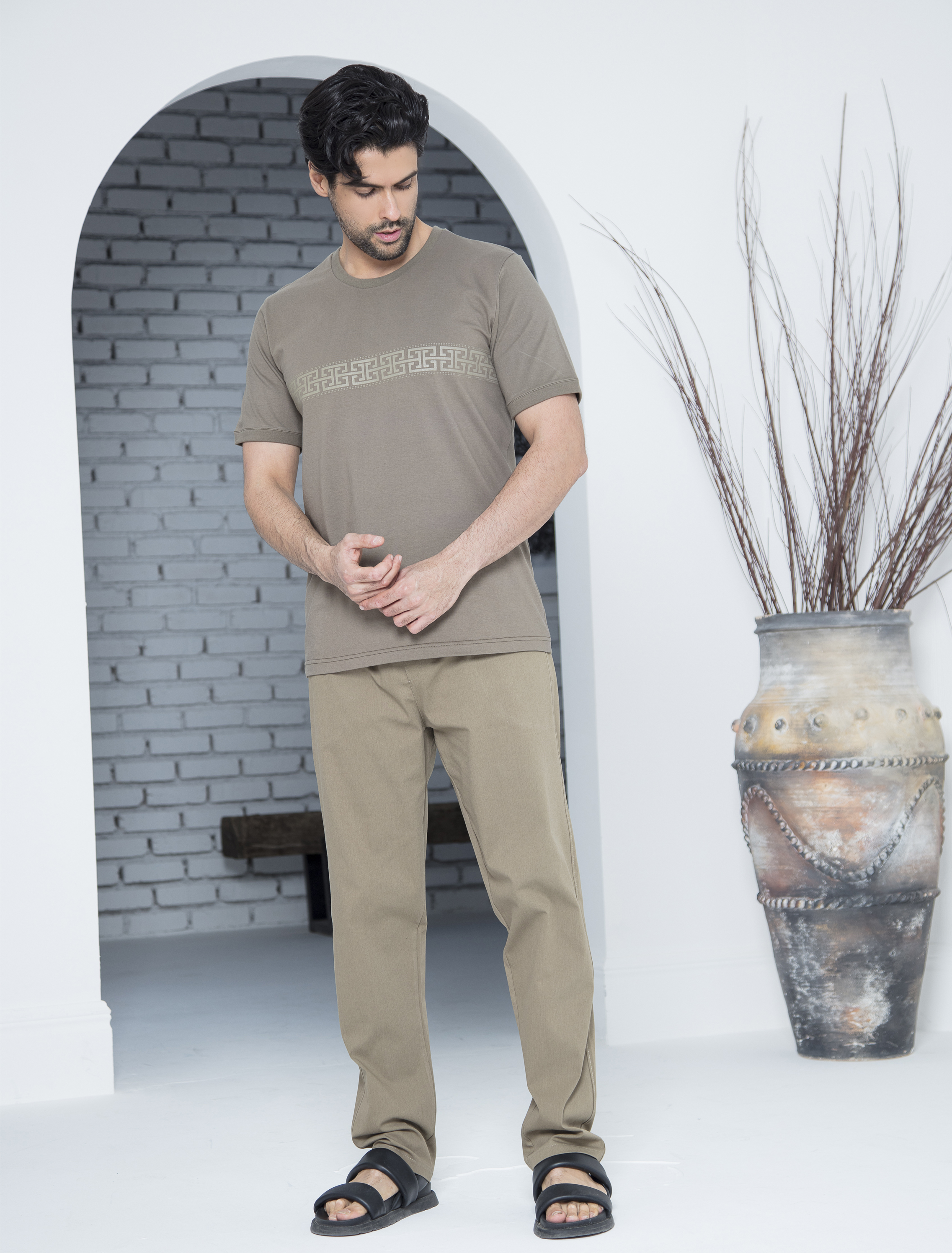 ست مردانه تیشرت وسط طرح و شلوار ساده کتان 